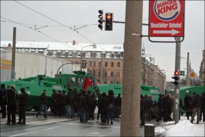 Räumpanzer und Wasserwerfer schützen den Neonaziaufmarsch in Dresden 2010