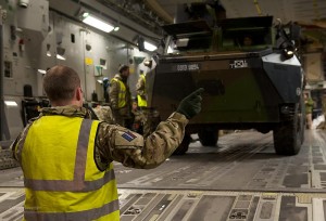 Französisches Militarfahrzeug wird für Mali-Mission verladen.(Foto: UK Ministry of Defence/SAC Dek Traylor, OGL)
