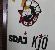 Unter dem Logo der UJC sind die Logos von SDAJ und KJÖ
