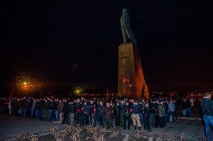 KommunistInnen verteidigen eine Lenin-Statue vor den Faschisten