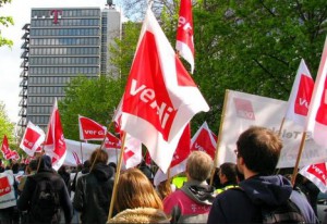 Auf dem Weg zur Telekom. Telekom-Beschäftigte am Warnstreik am 9. April 2014 (Foto: ver.di / CC BY-SA)