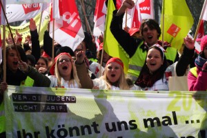 Machen ordentlich Druck. Azubis am Warnstreik am 26. März 2014 in München (Foto: Tom Talsky, ver.di München / CC BY-SA)