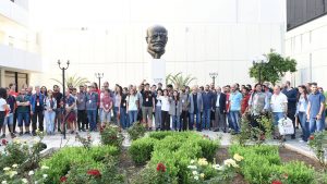 Delegierte von 40 kommunistischen Jugendorganisationen aus der ganzen Welt vor der Lenin-Statue am Sitz des Zentralkomitees der KKE
