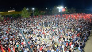 Am Samstagabend zur Großveranstaltung steht alles still, die Reden auf dem Hauptplatz werden auf mehreren Leinwänden in anderen Bereichen des Festivals übertragen