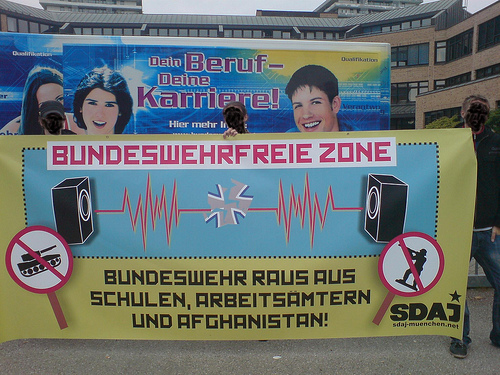 Feldjäger gegen Demonstranten an Münchner Schule 