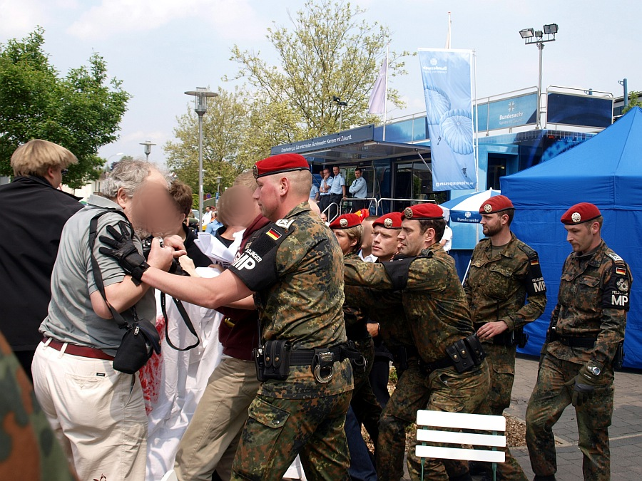 Feldjäger gehen beim Hessentag 2010 gegen Demonstranten vor