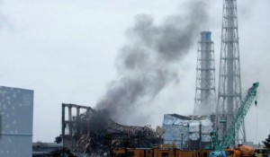 Schwarzer Rauch am Reaktorblock 3 in Fukushima