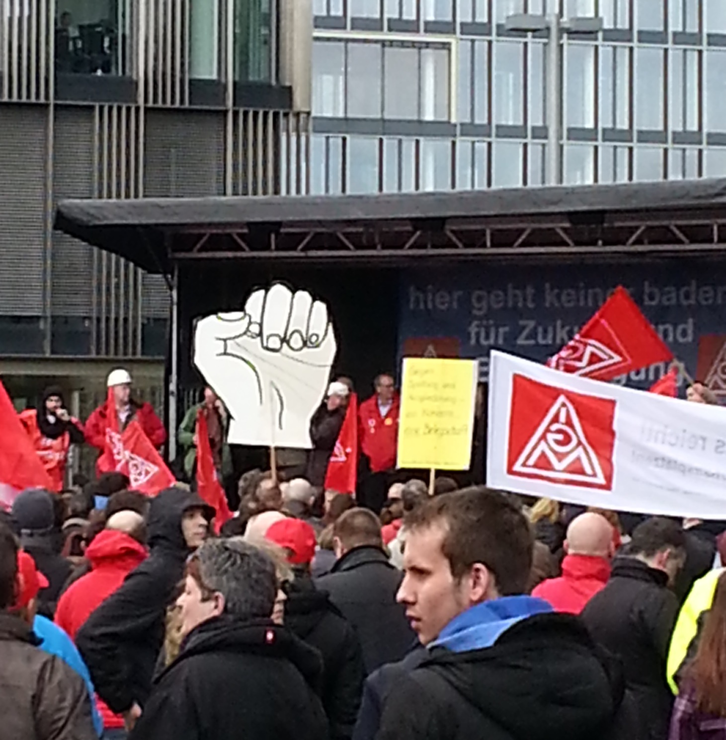 „Wir sind hier und wir sind laut, weil man uns die Zukunft klaut!“