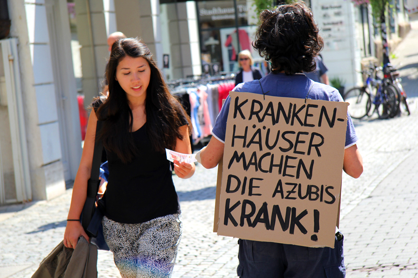 “Krankenhäuser machen Azubis krank!” – Outing-Aktion in Tübingen