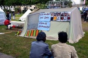 1200px-2014-06-02_Sudan_Flüchtlinge_Protest_gegen_Abschiebung,_Weißekreuzplatz_Hannover,_(3)