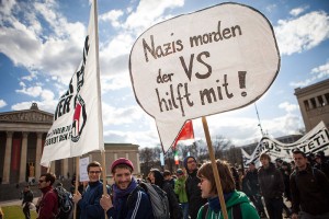 800px-Zeichen_der_Solidarität_mit_den_Angehörigen_der_NSU-Opfer_-_Demonstration_am_13._April_in_München_zum_NSU-Prozess_(8648226044)