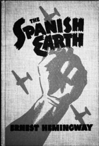 Der niederländische Kommunist und Dokumentarfilmer Joris Ivens drehte den Propagandafilm The Spanish Earth, um die republikanischen Kräfte zu unterstützen. Geschrieben wurde das Skript von John dos Passos und Ernest Hemingway, dieser sprach auch eine englischsprachige Version ein. 