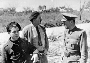 Joris Ivens, Ernest Hemingway und Ludwig Renn, einem Schriftsteller, der im Generalstab der XI. Internationalen Brigaden im Bürgerkrieg kämpfte.