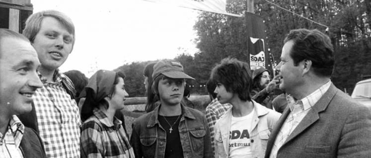 DKP dabei: Teilnehmer des Pfingstcamps von SDAJ und Jungen Pionieren 1977 in Ergste mit dem Parteivorsitzenden Herbert Mies. (Foto: UZ-Archiv)